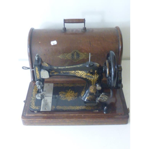 624 - Vintage Singer Sewing Machine in Wood Case