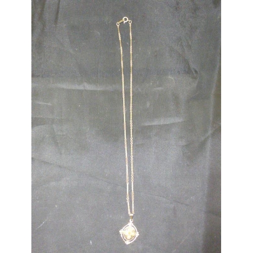 54 - Costume necklace with pendant in presentation box