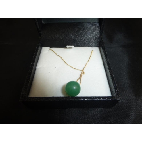70 - 9CT Gold and Jade Pendant Necklace