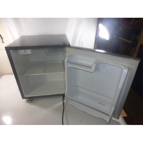 516 - Daewoo Lockable Table Top Medicine Fridge