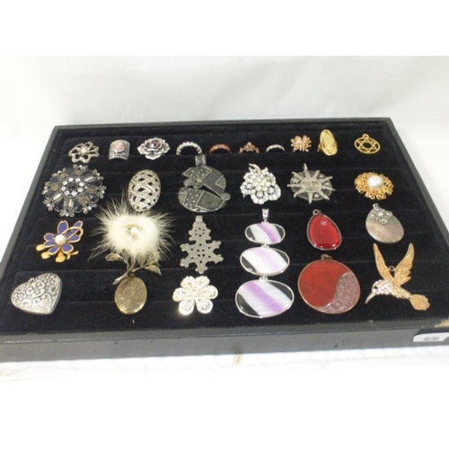 133 - Mixed Tray of Jewellery Including Pendants, Rings, and Brooches