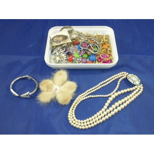 153 - Unsorted Tray of Jewellery Including Watch, and 3 String Pearl Necklace