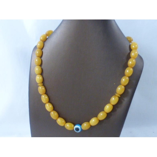 55 - A 1920s butterscotch Bakelite amber bead necklace (Tested with Simichrome)