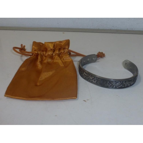 148 - Magnetic Bracelet in Presentation Pouch