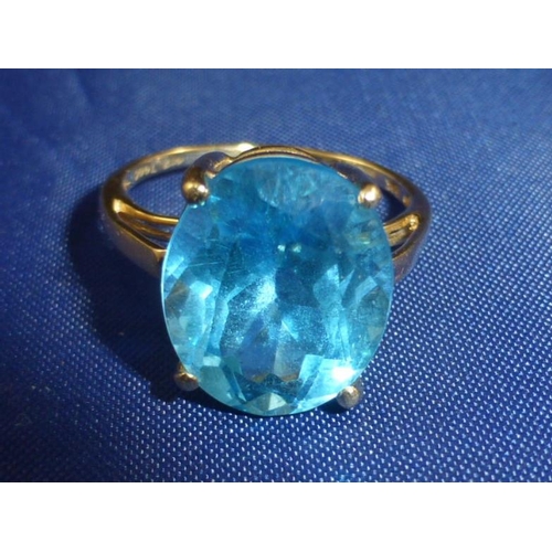 43 - Hallmarked Birmingham 375 Gold Ring with Large Aquamarine Center Tone (Size K)