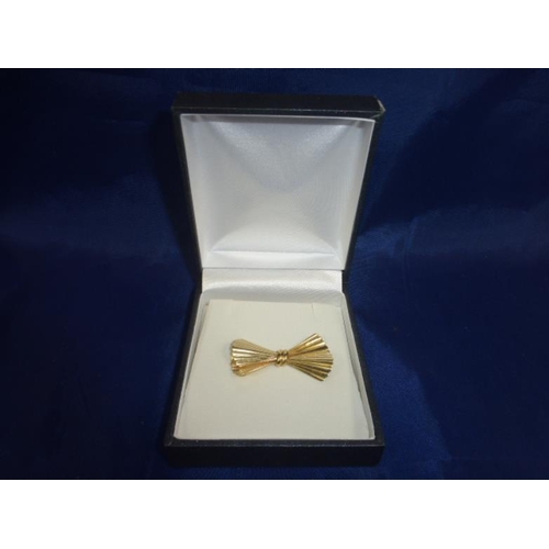 98 - 9CT Gold Brooch