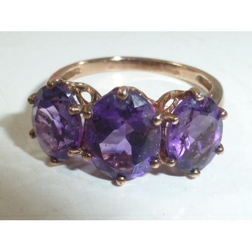 111 - Hallmarked 375 Gold Ring Decorated with Amethyst Stones (Size N)