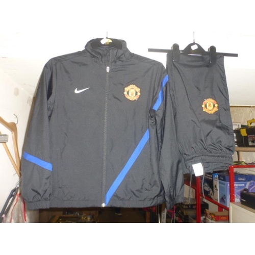 677 - Child's Manchester Utd Track suit Size 10-12 Yrs