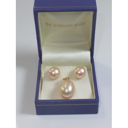 7 - Set of 14ct Gold Mounted Fresh Water Peal Earring's and Pendant in Presentation Box