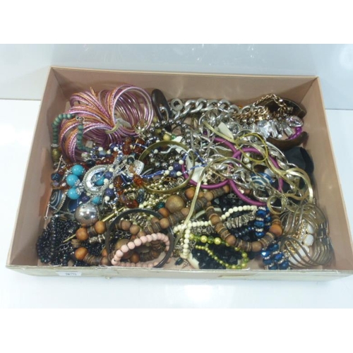 107 - Selection of Unsorted Jewellery