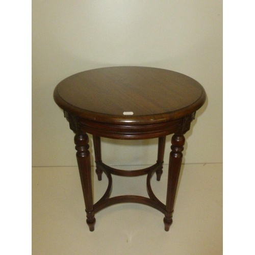 515 - Circular Wine Table with Tapered Legs (20