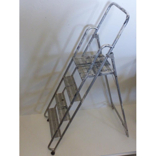 601 - Set of Aluminium 3 Rung Step Ladders