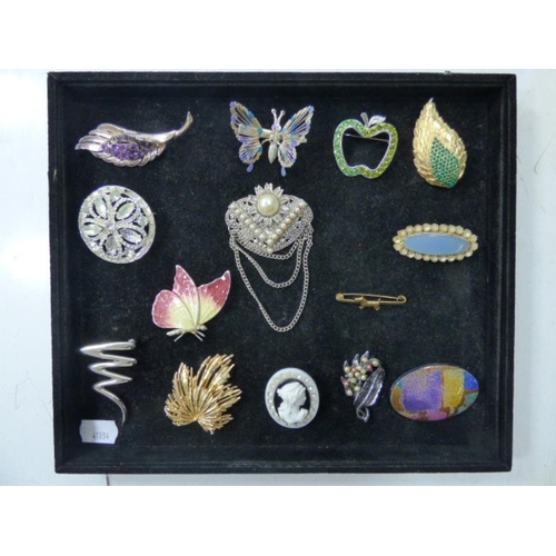 255 - Mixed tray of brooches & other