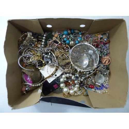 265 - Mixed box of vintage jewellery