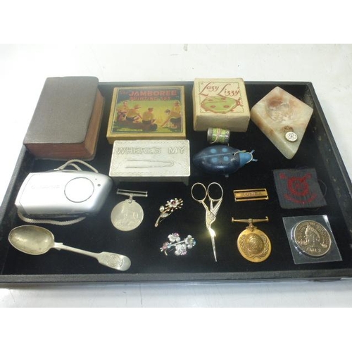 304 - Collectors Tray Including £5 Coin, WWII Medal, Lazy Lizzy and Lots More