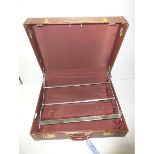 117 - Vintage Platt Airess Suitcase / Suit holder (22