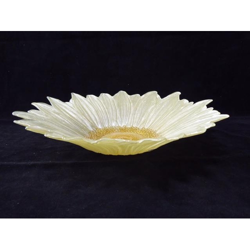 264 - Vintage  Murano Glass Daisy Bowl Size 16