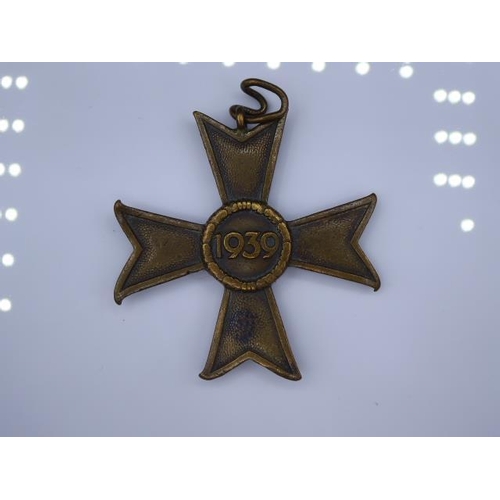 395 - WWII Second World War Nazi German Third Reich second class War Merit medal, with swastika emblem to ... 