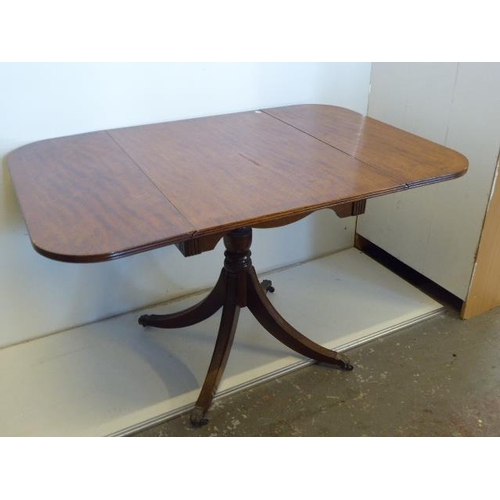 581 - Vintage  Drop leaf table