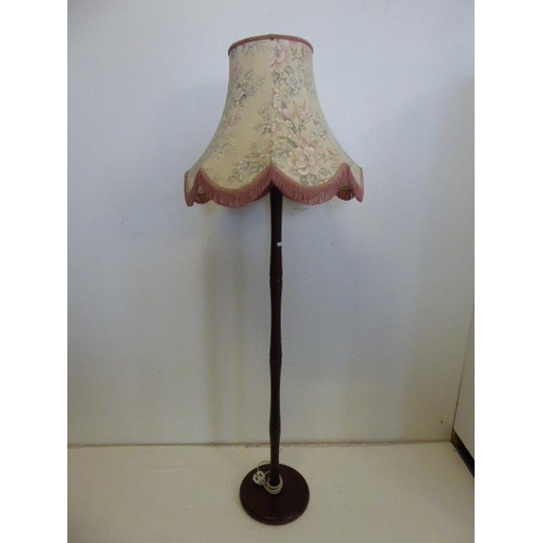 586 - Oak Free standing lamp with floral lamp shade