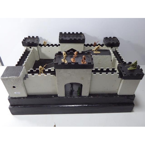 201 - Vintage Wooden Fort (25