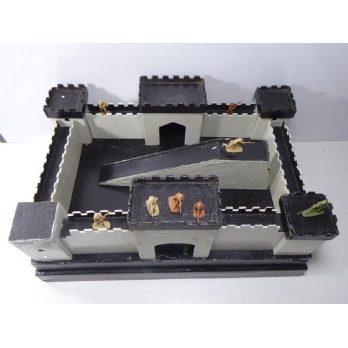 201 - Vintage Wooden Fort (25