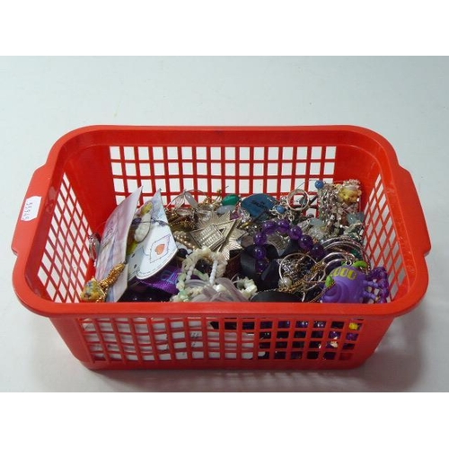 236 - Mixed Selection Of Unsorted Jewellry