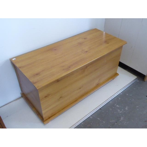 462 - Bedding / Toy Box (39