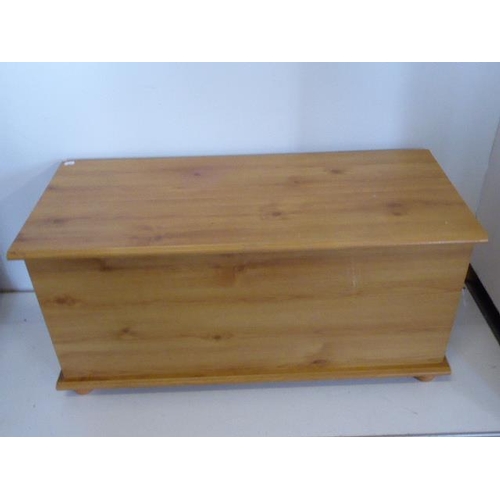 462 - Bedding / Toy Box (39