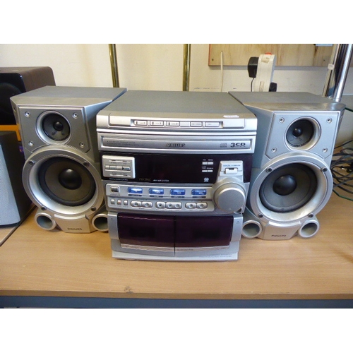 698 - Phillips 3CD Changer Stereo Radio Cassette complete with Speakers