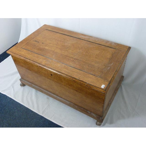 396 - Vintage Oak Storage Chest / Coffer on Castors (33