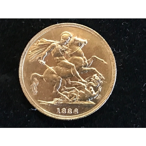 403 - Queen Victoria Gold Sovereign from 1886 with the Young Head design by William Wyon. The reverse feat... 