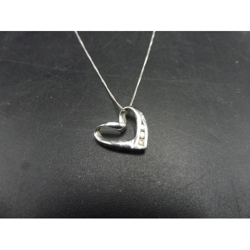 285 - 375 White Gold Necklace and Heart Pendant