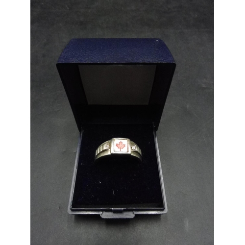 449 - 925 ring with Canadian leaf in presentation box