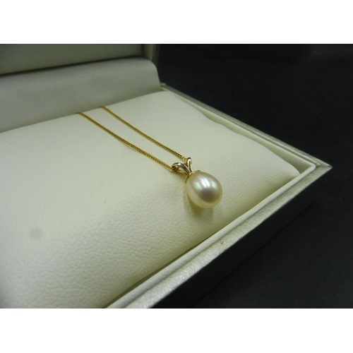 512 - 9ct Pearl Pendant on Chain complete with presentation box