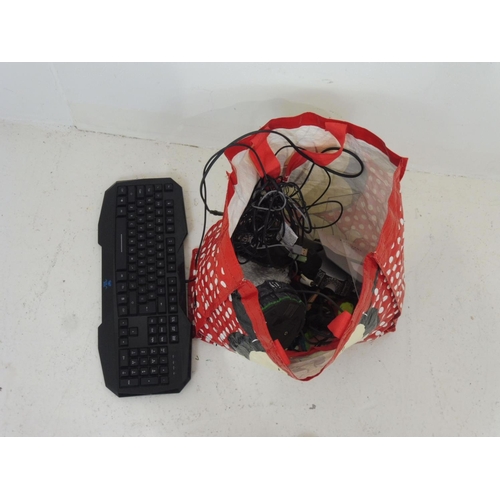 752 - Mixed lot of Electricals to include Keyboard, Router and more