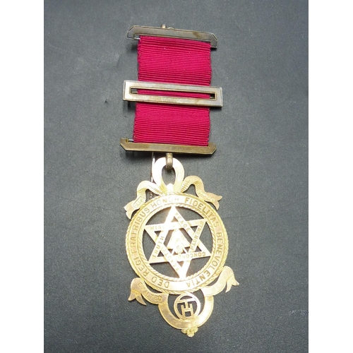 477 - Hallmarked London 375 Gold Jewel (5 Grams 5.6grams) with Silver Ribbon in Presentation Case