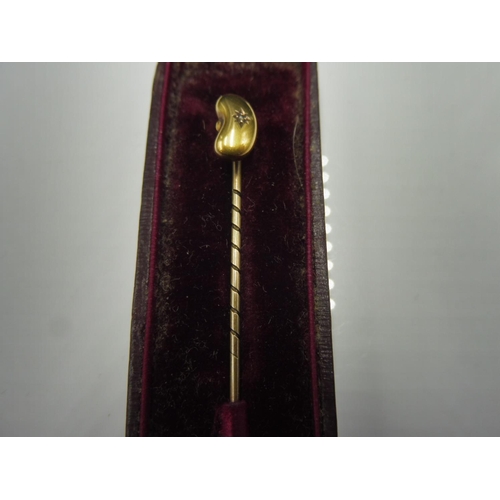 394 - 15ct Kidney Bean Pin