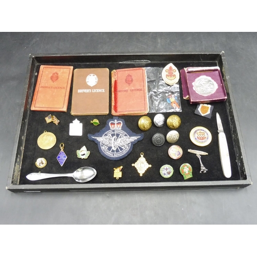 628 - Mixed Tray of Collectables Vintage Driving Licence, Pen Knife, 1951 Five Shilling and other