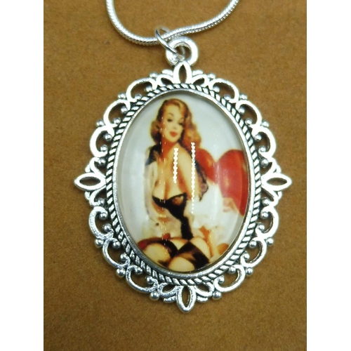 550 - Marylin Monroe pendant on chain boxed