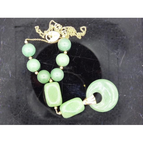 489 - Vintage 9ct Gold and Jade Necklace with Padlock Clasp and Presentation Box