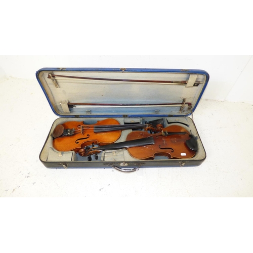 626 - Pair of Antonius Stradivarius Cremonensis Faciebat Anno 1716 Replica Violins in case (A/F)