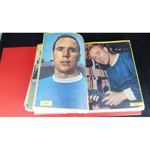 250 - Album Containing Large Selection of Charles Buchans Colour Pictures of mainly 1960s Footballers incl... 