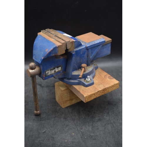 534 - Small Clarke Bench Vice