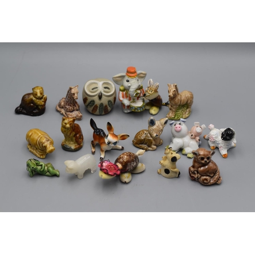 139 - Selection of 17 Mixed Minature Animal Figures