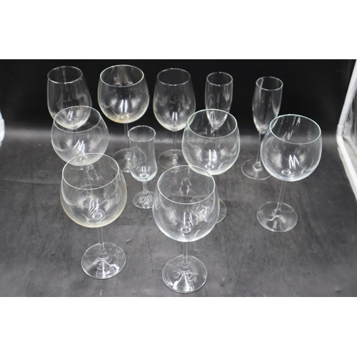 418 - Mixed Lot of Quality Drinking Glasses to include Flutes and wine glasses plus others