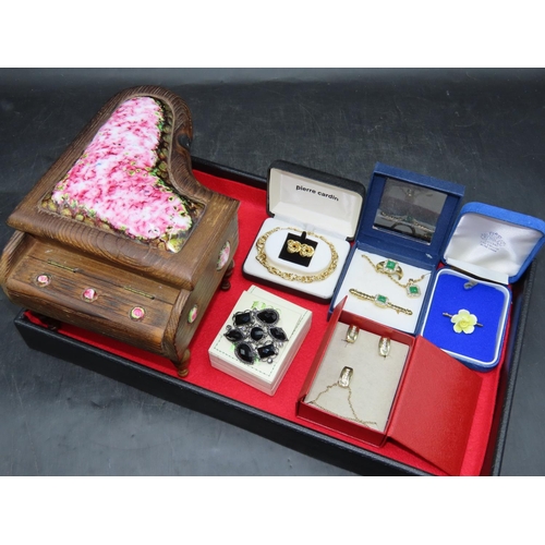 99 - Selection of Boxed Ladies Fashion Jewellery and a Vintage Wooden Music Box