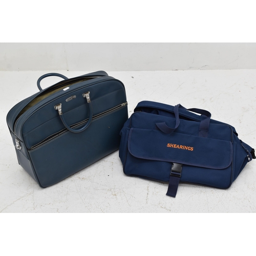 565 - Vintage Revelation travel bag in blue measures 19