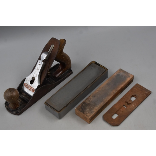 578 - Stanley Plane No 4, Spare Blade and Two Sharpening Stones