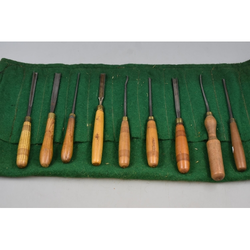 582 - Selection of 9 Wood Handled Woodworking Chisel's including J Addis in Felt Wrap